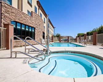 Holiday Inn Express & Suites Clovis-Fresno Area By IHG - Clovis - Piscina