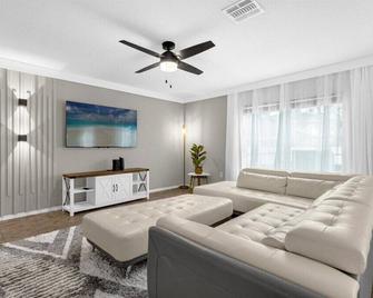5 Bedrooms - 3,5 Bathrooms - Crystal Cove 955 Eg - Bay Lake - Living room