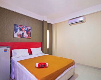 RedDoorz near Cilandak Town Square - Jakarta - Bedroom