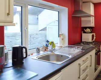 3 bedroom accommodation in Portland, near Weymouth - Isle of Portland - Kitchen