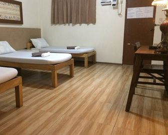 Crisfils Lodge Incorporated - Dumaguete City - Bedroom