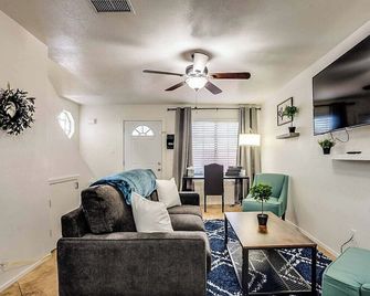 2 Community Pools-Fully Stocked for Longer Stays - Mesa - Sala de estar