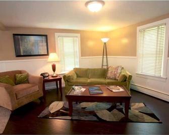 Greensburg 15601 Nestled on a quiet street. Completely updated in 2014. - Greensburg - Living room