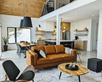 Lakeside cabin w hot tub & sauna - Val-des-Monts - Living room