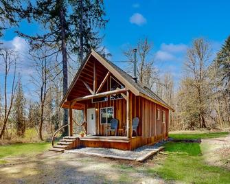 Private dog-friendly home near creek & minutes from I-5 with firepit - Toledo - Building