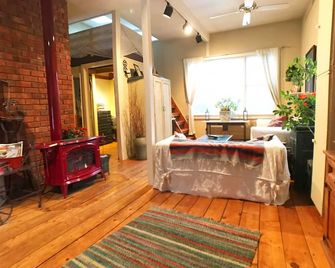 Charming Countryside Cottage in woodstock with outdoor hottub. Very private. - Woodstock - Front desk