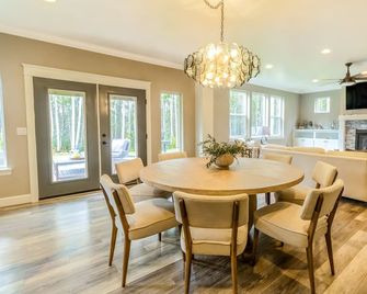 Peakside Retreat with Chefs Kitchen, Theater, Game, Kids Rooms by Design - Wasilla - Comedor