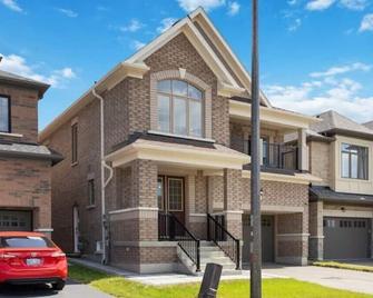 Modern Lower 2br - Near Restaurants, River, Parks! Whitby - Whitby - Building