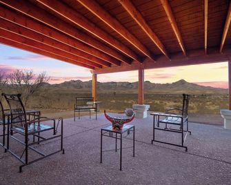 New Hillside Home overlooking Santa Cruz River Valley in Rio Rico near Tubac - Rio Rico - Balcón