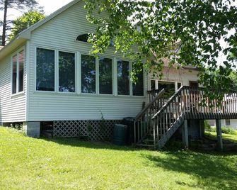 Spacious, private, very desirable 3-bedroom lakefront cottage in the FIngerlakes - Skaneateles - Building
