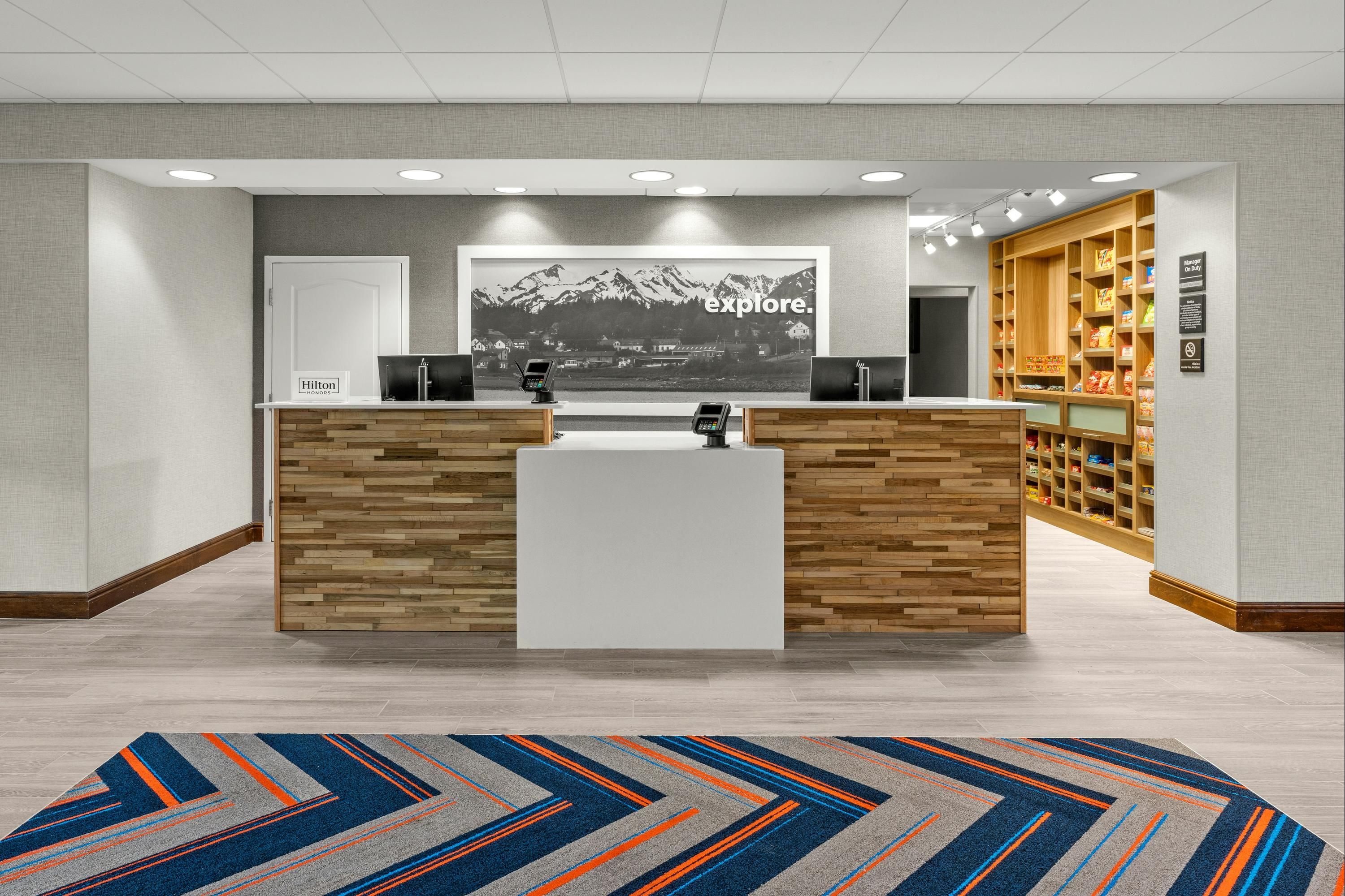 Hampton Inn & Suites Fairbanks - Fairbanks - Receptionist