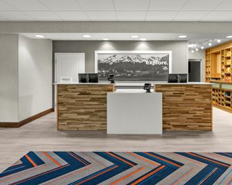 Hampton Inn & Suites Fairbanks - Fairbanks - Receptionist