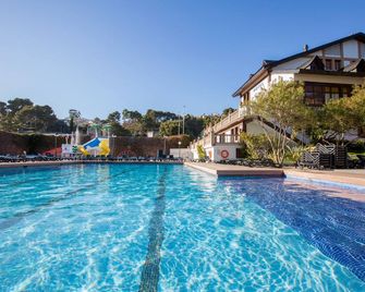 Santa Susanna Resort Affiliated By Fergus - Santa Susana - Piscina