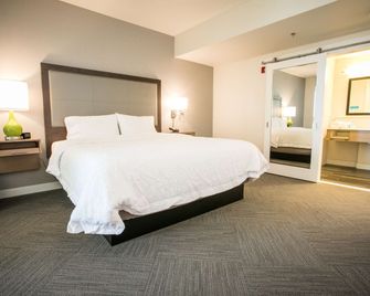 Hampton Inn & Suites Tempe/Phoenix Airport - טמפה - חדר שינה