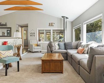 Cabin in the Sky by AvantStay Deck w Views - Leicester - Living room