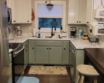 Escape to Relax at Our 2br 2ba Classy Clayton Family Cottage 5min To Downtown - Clayton - Kitchen