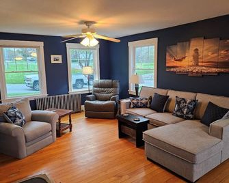 4 Bedroom Cape on beautiful Penobscot Bay. Close to many popular coastal towns. - Searsport - Sala de estar