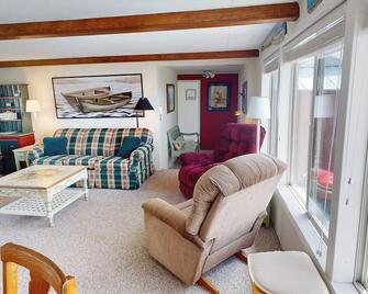 Ottertail Lakefront 3BR. Boat lift. Cozy. Awesome! - Ottertail - Living room