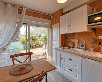 Villa Chat L'Heureux - Appt climatisé avec piscine - Saint-Pantaléon-de-Larche - Cocina