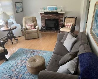 Centrally Located Beach Home - Chatham - Living room
