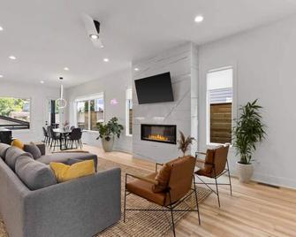 Luxurious 4bd home sleeps 12 minutes to downtown with parking - Nashville - Salon