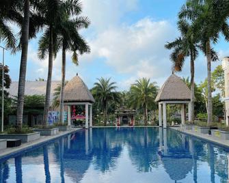 Ramada by Wyndham Wanning Resort - Wanning - Piscina