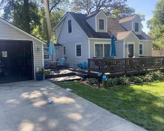 Clear Lake Cabin Walking Distance to Downtown, Beach, The Surf!! - Clear Lake - Gebäude