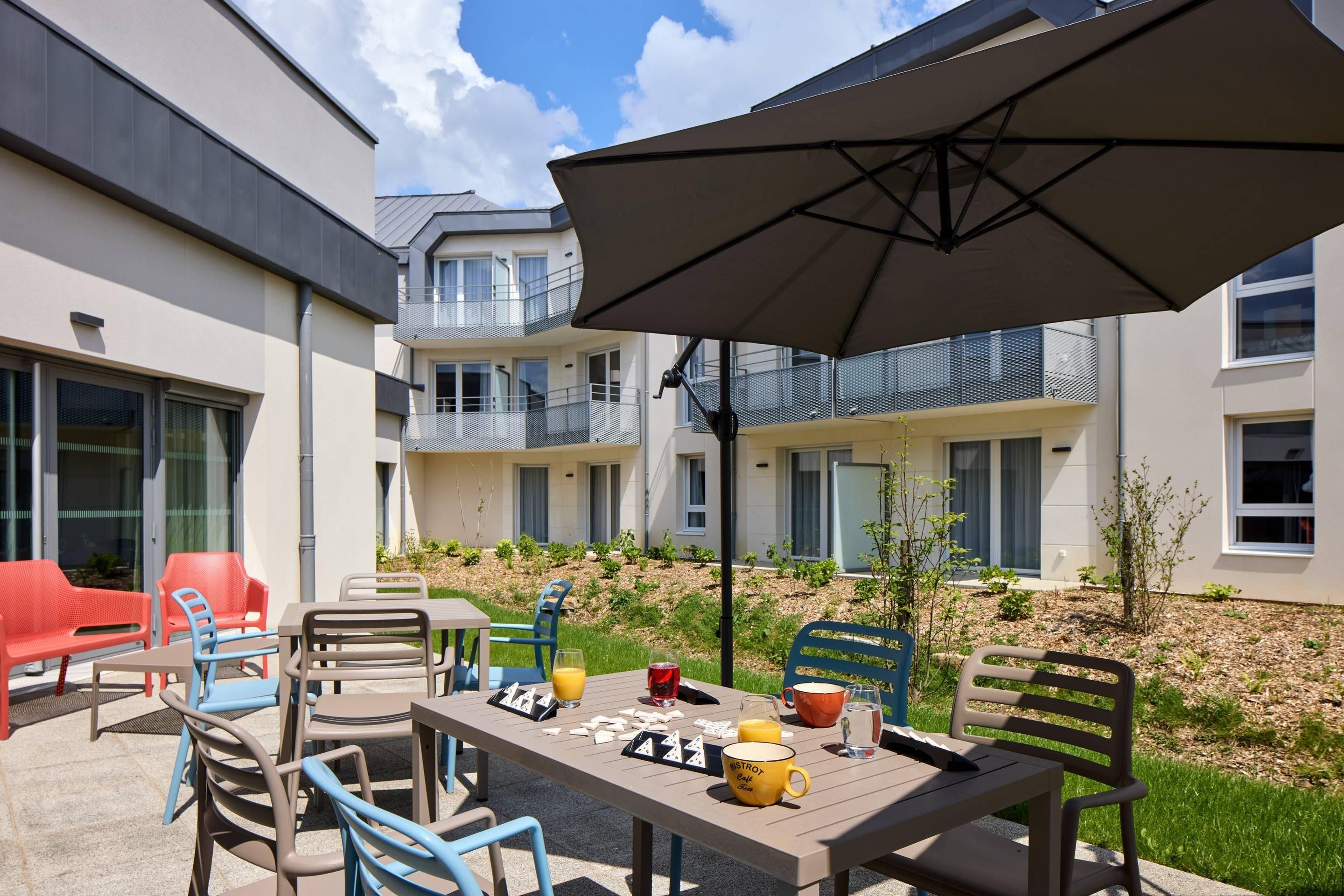 Quality Aparthotel Cholet - Cholet - Binnenhof