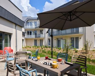 Quality Suites Cholet - Cholet - Patio