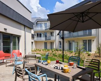 Quality Aparthotel Cholet - Cholet - Patio