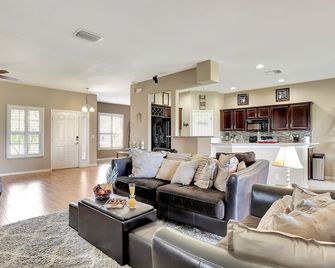 Valrico's Hidden Gem: A Stunning 3-Bedroom Oasis Awaits! - Valrico - Sala de estar