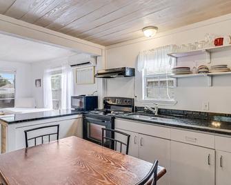 Merry Macaw Rp203b - Rockport - Kitchen