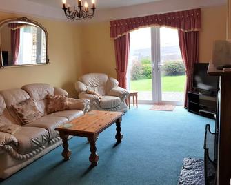 Bungalow In Kinsale With Great Views Just 5 Minutes Walk To Kinsale Centre - Kinsale - Sala de estar