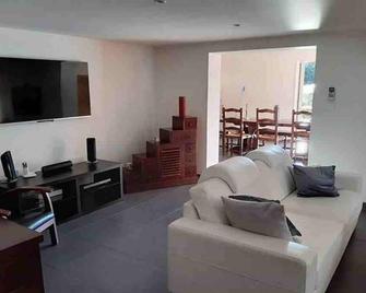 Comfortable villa for 8 people, with swimming pool, close to beaches - Altiani - Sala de estar
