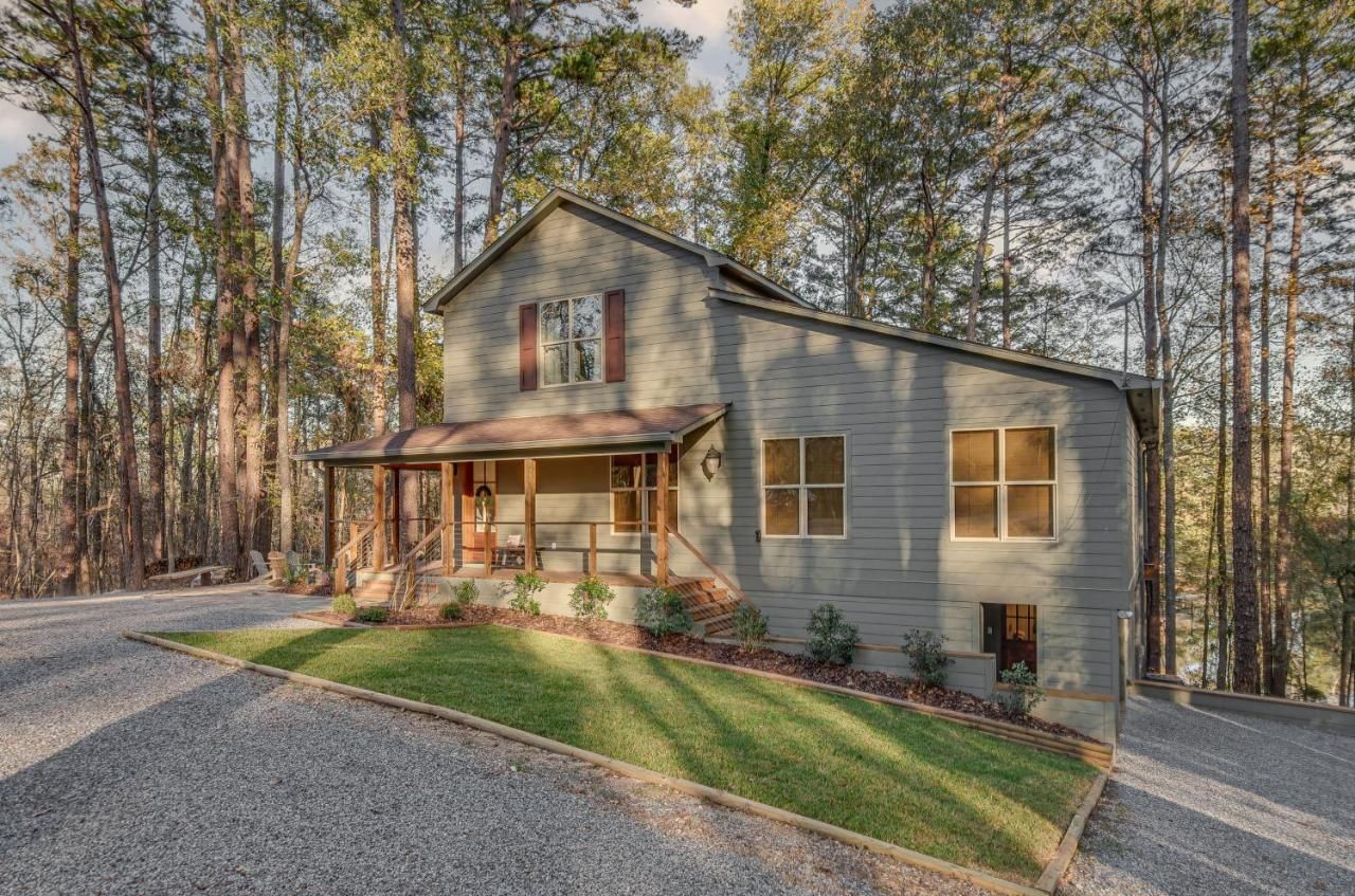 Mississippi Retreat with Hot Tub, Deck and Lake Views!