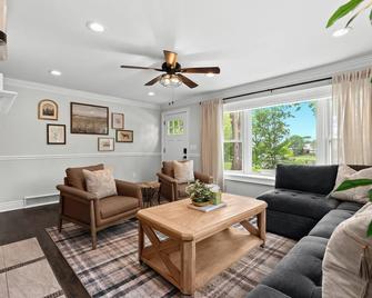 New! Private Lakefront Retreat [3br/2ba] Game Room - Waterford - Living room
