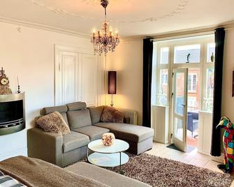 Spacious, Stylish Apartment, king-size beds, fast WiFi, office, close to centrum - Copenhagen - Living room