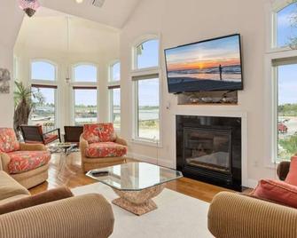 Stunning home in Wildwood, central to everything w/ bay views and roof top deck - Wildwood - Living room