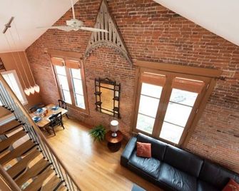 Historic Apartment Downtown Kingston - Kingston - Living room