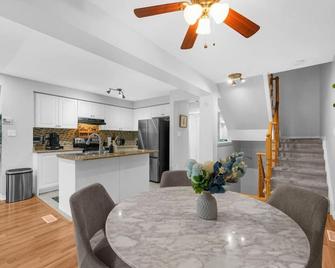 Chic 2br House, Newly Renovated, Central spot - Ajax - Essbereich