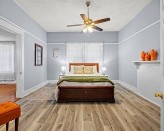 Dream Weaver is a large renovated mill house - Rock Hill - Bedroom
