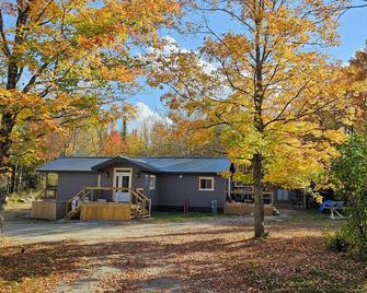 Escape with 7 seat HotTub and Couples Cold Plunge Sleeps 10 South Algonquin - Whitney - Gebäude