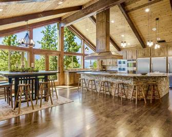 LX33 Lake Tahoe Villa with Gameroom Hot tub Sauna - Zephyr Cove - Restaurant