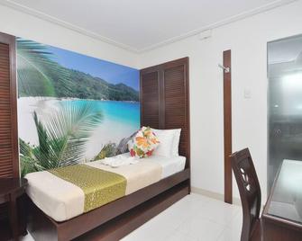 717 Cesar Place Hotel - Tagbilaran - Bedroom