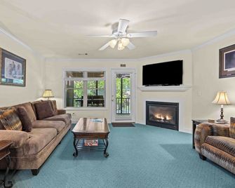 Uptown Getaway - Lovely Condo in Downtown Tuscany Villas - Helen - Living room