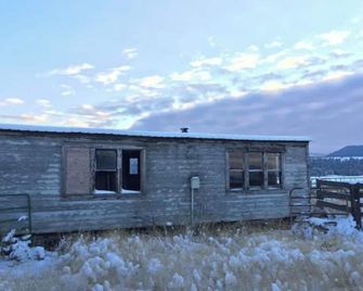 The Logger Cabin - Glamping on the Tobacco River - Eureka - Building