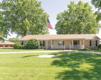 Spacious Family Retreat / Sleeps 9 / Fenced Yard - Macon - Edificio