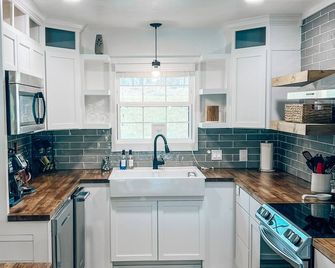 Lake Front House, private beach, Big decks, Pool Table, Kayaks & Bunk Room - Eufaula - Kitchen