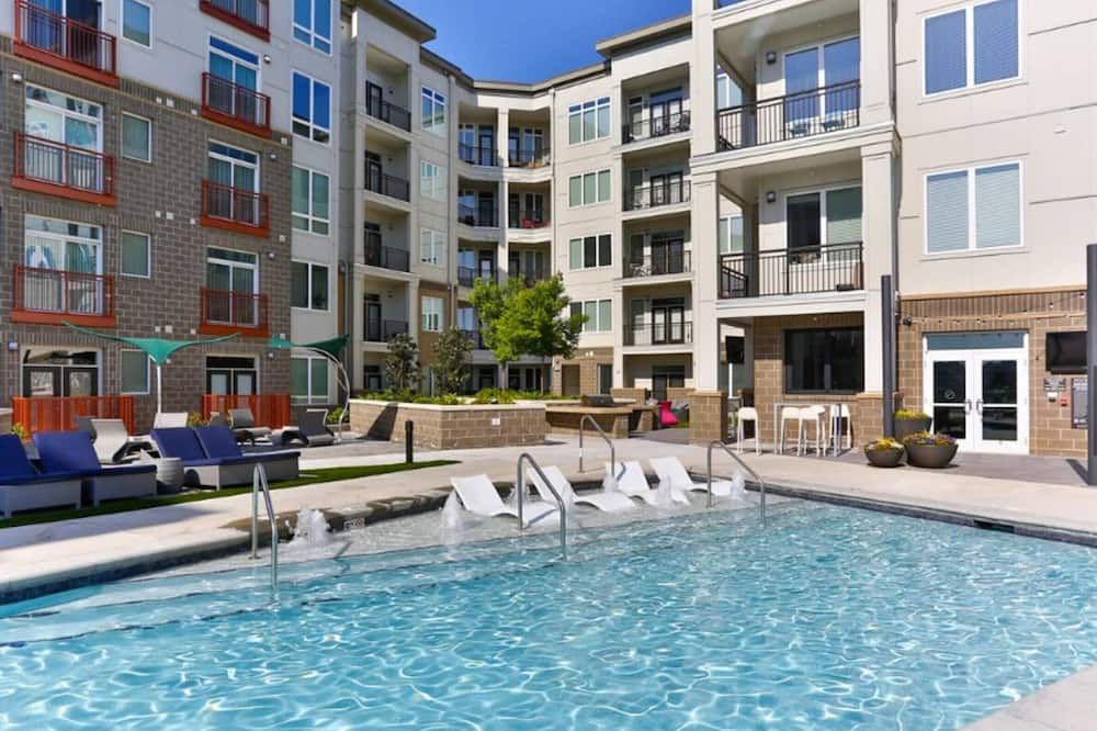 Centrally located in Uptown Charlotte. Walk to everything. Gym, Pool, Free Parking - تشارلوت (نورث كارولينا) - حوض السباحة