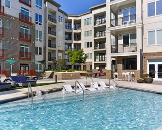 Centrally located in Uptown Charlotte. Walk to everything. Gym, Pool, Free Parking - Charlotte - Pool